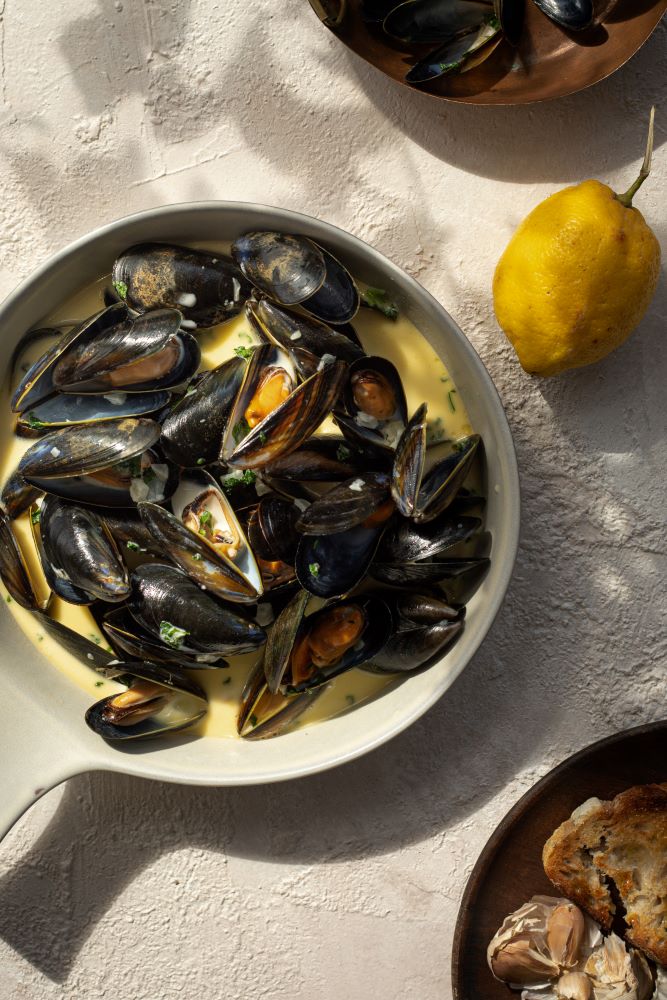 Mussels in a Creamy White Wine and Garlic Sauce